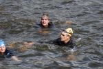Amsterdam 3 september 2017  
ALS Cityswim in de amsterdamse grachten. Rene Froger wordt aangemoedigd door zijn vrouw Natasja