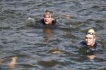 Amsterdam 3 september 2017  
ALS Cityswim in de amsterdamse grachten. Rene Froger wordt aangemoedigd door zijn vrouw Natasja