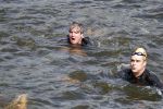 Amsterdam 3 september 2017  
ALS Cityswim in de amsterdamse grachten. Rene Froger wordt aangemoedigd door zijn vrouw Natasja