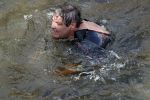 Amsterdam 3 september 2017  
ALS Cityswim in de amsterdamse grachten. Rene Froger wordt aangemoedigd door zijn vrouw Natasja