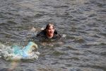 Amsterdam 3 september 2017  
ALS Cityswim in de amsterdamse grachten. Rene Froger wordt aangemoedigd door zijn vrouw Natasja