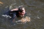 Amsterdam 3 september 2017  
ALS Cityswim in de amsterdamse grachten. Rene Froger wordt aangemoedigd door zijn vrouw Natasja
