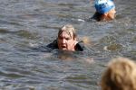 Amsterdam 3 september 2017  
ALS Cityswim in de amsterdamse grachten. Rene Froger wordt aangemoedigd door zijn vrouw Natasja