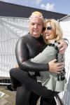 Amsterdam 3 september 2017  
ALS Cityswim in de amsterdamse grachten. Rene Froger wordt aangemoedigd door zijn vrouw Natasja