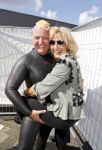 Amsterdam 3 september 2017  
ALS Cityswim in de amsterdamse grachten. Rene Froger wordt aangemoedigd door zijn vrouw Natasja