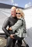 Amsterdam 3 september 2017  
ALS Cityswim in de amsterdamse grachten. Rene Froger wordt aangemoedigd door zijn vrouw Natasja