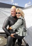 Amsterdam 3 september 2017  
ALS Cityswim in de amsterdamse grachten. Rene Froger wordt aangemoedigd door zijn vrouw Natasja