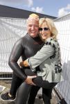 Amsterdam 3 september 2017  
ALS Cityswim in de amsterdamse grachten. Rene Froger wordt aangemoedigd door zijn vrouw Natasja