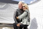 Amsterdam 3 september 2017  
ALS Cityswim in de amsterdamse grachten. Rene Froger wordt aangemoedigd door zijn vrouw Natasja