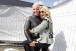 Amsterdam 3 september 2017  
ALS Cityswim in de amsterdamse grachten. Rene Froger wordt aangemoedigd door zijn vrouw Natasja