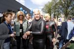 Amsterdam 3 september 2017  
ALS Cityswim in de amsterdamse grachten. Rene Froger wordt aangemoedigd door zijn vrouw Natasja