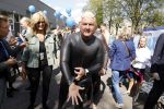 Amsterdam 3 september 2017  
ALS Cityswim in de amsterdamse grachten. Rene Froger wordt aangemoedigd door zijn vrouw Natasja