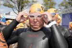Amsterdam 3 september 2017  
ALS Cityswim in de amsterdamse grachten. Rene Froger wordt aangemoedigd door zijn vrouw Natasja
