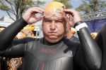 Amsterdam 3 september 2017  
ALS Cityswim in de amsterdamse grachten. Rene Froger wordt aangemoedigd door zijn vrouw Natasja