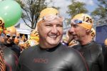 Amsterdam 3 september 2017  
ALS Cityswim in de amsterdamse grachten. Rene Froger wordt aangemoedigd door zijn vrouw Natasja