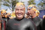 Amsterdam 3 september 2017  
ALS Cityswim in de amsterdamse grachten. Rene Froger wordt aangemoedigd door zijn vrouw Natasja