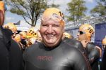 Amsterdam 3 september 2017  
ALS Cityswim in de amsterdamse grachten. Rene Froger wordt aangemoedigd door zijn vrouw Natasja