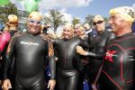 Amsterdam 3 september 2017  
ALS Cityswim in de amsterdamse grachten. Rene Froger wordt aangemoedigd door zijn vrouw Natasja