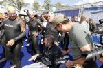 Amsterdam 3 september 2017  
ALS Cityswim in de amsterdamse grachten. Rene Froger wordt aangemoedigd door zijn vrouw Natasja