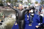 Amsterdam 3 september 2017  
ALS Cityswim in de amsterdamse grachten. Rene Froger wordt aangemoedigd door zijn vrouw Natasja