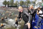 Amsterdam 3 september 2017  
ALS Cityswim in de amsterdamse grachten. Rene Froger wordt aangemoedigd door zijn vrouw Natasja