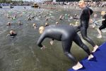 Amsterdam 3 september 2017  
ALS Cityswim in de amsterdamse grachten. Rene Froger wordt aangemoedigd door zijn vrouw Natasja