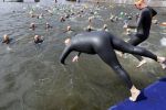 Amsterdam 3 september 2017  
ALS Cityswim in de amsterdamse grachten. Rene Froger wordt aangemoedigd door zijn vrouw Natasja