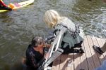 Amsterdam 3 september 2017  
ALS Cityswim in de amsterdamse grachten. Rene Froger wordt aangemoedigd door zijn vrouw Natasja