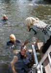Amsterdam 3 september 2017  
ALS Cityswim in de amsterdamse grachten. Rene Froger wordt aangemoedigd door zijn vrouw Natasja