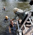 Amsterdam 3 september 2017  
ALS Cityswim in de amsterdamse grachten. Rene Froger wordt aangemoedigd door zijn vrouw Natasja