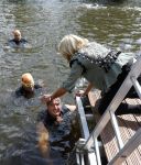 Amsterdam 3 september 2017  
ALS Cityswim in de amsterdamse grachten. Rene Froger wordt aangemoedigd door zijn vrouw Natasja