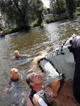 Amsterdam 3 september 2017  
ALS Cityswim in de amsterdamse grachten. Rene Froger wordt aangemoedigd door zijn vrouw Natasja