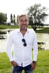 Eiland van Maurik 4 september 2017
Groepsfoto met Nicolette Kluijver en Dennis Weening met Marieke Elsinga, Anouk Hoogendijk, Roeland Fernhout, Niels Gomperts, Carolina Dijkhuizen, Henk Poort, Joelle Witschge, Richard Witschge, Shelly Sterk, Soundos El Ahmadi, Danny Froger, Kaj Gorgels, Nicole Buch en Brace. tijdens de persviewing van Expeditie Robinson 2017 op het Eiland van Maurik