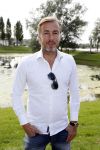 Eiland van Maurik 4 september 2017
Groepsfoto met Nicolette Kluijver en Dennis Weening met Marieke Elsinga, Anouk Hoogendijk, Roeland Fernhout, Niels Gomperts, Carolina Dijkhuizen, Henk Poort, Joelle Witschge, Richard Witschge, Shelly Sterk, Soundos El Ahmadi, Danny Froger, Kaj Gorgels, Nicole Buch en Brace. tijdens de persviewing van Expeditie Robinson 2017 op het Eiland van Maurik