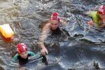 Amsterdam 3 september 2017  
ALS Cityswim in de amsterdamse grachten. Johnny de Mol jr en Rick Brandsteder zemmen met Ralph en Carlijn de Vies en hun kinderen  zoon Daniel en  hun dochter