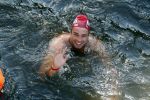 Amsterdam 3 september 2017  
ALS Cityswim in de amsterdamse grachten. Johnny de Mol jr en Rick Brandsteder zemmen met Ralph en Carlijn de Vies en hun kinderen  zoon Daniel en  hun dochter
