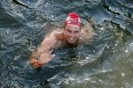 Amsterdam 3 september 2017  
ALS Cityswim in de amsterdamse grachten. Johnny de Mol jr en Rick Brandsteder zemmen met Ralph en Carlijn de Vies en hun kinderen  zoon Daniel en  hun dochter