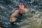 Amsterdam 3 september 2017  
ALS Cityswim in de amsterdamse grachten. Johnny de Mol jr en Rick Brandsteder zemmen met Ralph en Carlijn de Vies en hun kinderen  zoon Daniel en  hun dochter