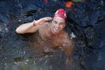 Amsterdam 3 september 2017  
ALS Cityswim in de amsterdamse grachten. Johnny de Mol jr en Rick Brandsteder zemmen met Ralph en Carlijn de Vies en hun kinderen  zoon Daniel en  hun dochter