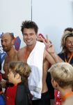 Amsterdam 3 september 2017  
ALS Cityswim in de amsterdamse grachten. Johnny de Mol jr en Rick Brandsteder zemmen met Ralph en Carlijn de Vies en hun kinderen  zoon Daniel en  hun dochter