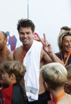 Amsterdam 3 september 2017  
ALS Cityswim in de amsterdamse grachten. Johnny de Mol jr en Rick Brandsteder zemmen met Ralph en Carlijn de Vies en hun kinderen  zoon Daniel en  hun dochter