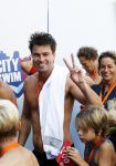 Amsterdam 3 september 2017  
ALS Cityswim in de amsterdamse grachten. Johnny de Mol jr en Rick Brandsteder zemmen met Ralph en Carlijn de Vies en hun kinderen  zoon Daniel en  hun dochter