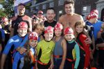 Amsterdam 3 september 2017  
ALS Cityswim in de amsterdamse grachten. Johnny de Mol jr en Rick Brandsteder zemmen met Ralph en Carlijn de Vies en hun kinderen  zoon Daniel en  hun dochter