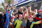 Amsterdam 3 september 2017  
ALS Cityswim in de amsterdamse grachten. Johnny de Mol jr en Rick Brandsteder zemmen met Ralph en Carlijn de Vies en hun kinderen  zoon Daniel en  hun dochter