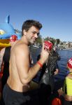 Amsterdam 3 september 2017  
ALS Cityswim in de amsterdamse grachten. Johnny de Mol jr en Rick Brandsteder zemmen met Ralph en Carlijn de Vies en hun kinderen  zoon Daniel en  hun dochter