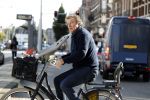 Amsterdam 15 september 2017 
Robert ten Brink op fiets met kinderzitje