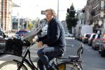 Amsterdam 15 september 2017 
Robert ten Brink op fiets met kinderzitje