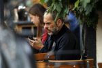 Amsterdam 12 juli 2017
Rolf Snieren op terras met zijn mobiel.