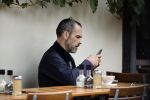 Amsterdam 12 juli 2017
Rolf Snieren op terras met zijn mobiel.