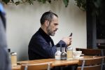 Amsterdam 12 juli 2017
Rolf Snieren op terras met zijn mobiel.